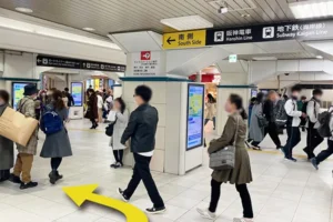 JR三宮駅を出て南側に進んで下さい。