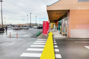 フジグラン十川店食品館側に渡ります