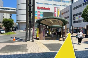 駅前ロータリーの方を真っ直ぐ進みます。