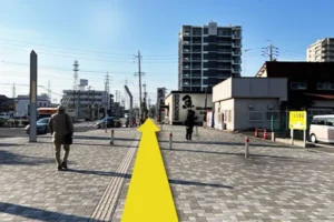 階段を降りたら横断歩道が見えるまで直進して下さい。