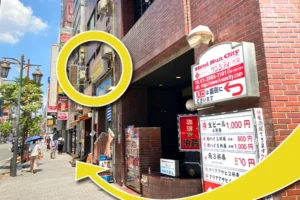 道なりに右に曲がってすぐ2階に見える看板が当店です。