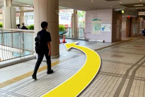 歩道橋が出てきましたら左に曲がります。