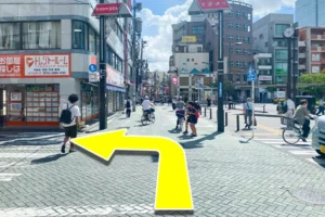 すぐにバスロータリーのある学園通りの入り口に出るので、最初の十字路を左に曲がります。