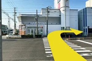 横断歩道を渡って右に曲がって下さい。