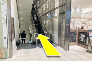 銅像が見えたら左手側、三井住友信託銀行方面のエスカレーターを降ります。