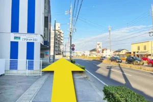 右手にはセブンイレブンが見えますので、そのまま直進して下さい。