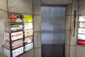奥のエレベーターをお使い下さい。