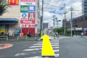 ミエルかわぐちの方へさくら橋信号交差点の横断歩道を渡りそのまま建物に沿って直進します。