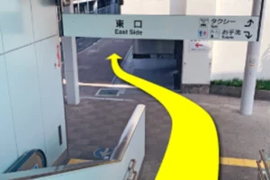 安部川駅東口の階段を降り、フェンス沿いに直進します