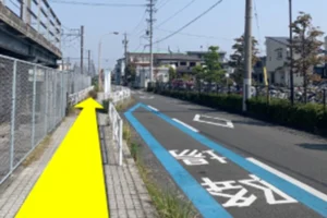 線路沿いに400メートルほど直進します