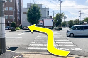 渡ったらすぐ右側にある、横断歩道を渡り、左手に進んでください