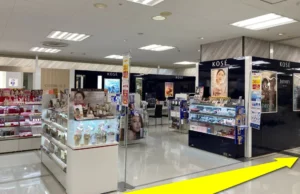 化粧品店を横をそのまま進みます。