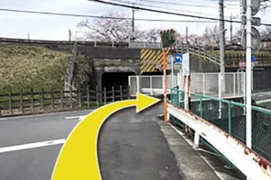 線路まで突き当たり、右折し真っ直ぐ進みます。