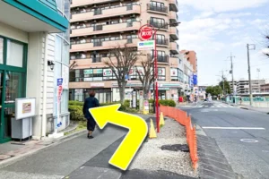 セブンイレブンの前を通り道なりに進みます。