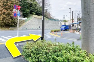 突き当たりを右に曲がり、横断歩道を渡ります。