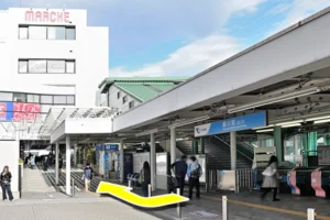 小田急線「鶴川駅」北口を出て小田急マルシェ下をくぐります。