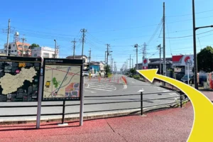 地上に出たらロータリー右側に沿って道なりに進みます。