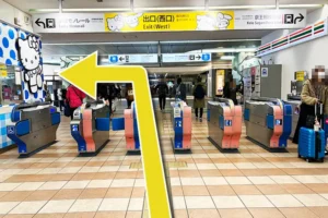 小田急多摩センター駅(京王多摩センター)の西口を出て、左に向かいます。