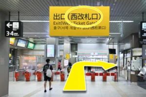 姪浜駅西改札口を出て、右(北出口)に曲がるとバス停があります。