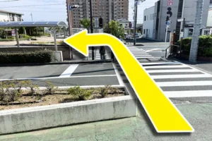 横断歩道を渡り、左に進みます。