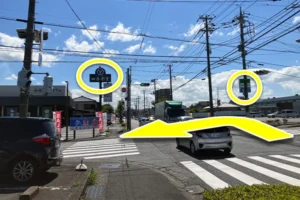 「四季彩堂」や「ファミリーマート」がある交差点まで来たら、横断歩道を左に渡って下さい。