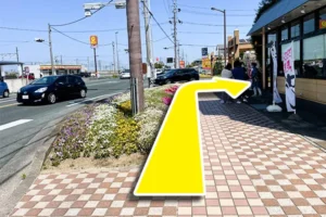新居町駅前交差点を右に曲がります。