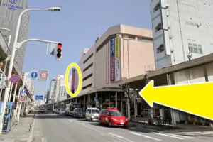 右手にさくら野百貨店が見えてきます