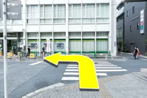 目の前三井住友銀行の横断歩道渡り、左に曲がります