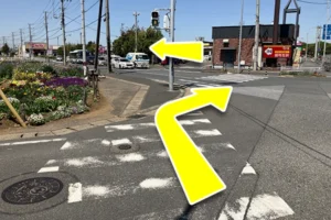 横断歩道を２つ渡って左に進んでください