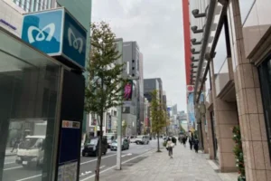 東京メトロ銀座駅のA8番出口を出ます。