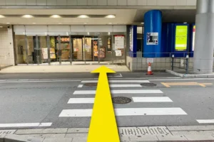 横断歩道を渡り、バスターミナルに入ります。