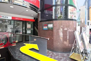 「三菱UFJ銀行」脇の階段、または、エレベーターで、２階に上がります。