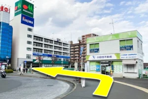 バスロータリーを道沿いに進み、横断歩道を渡ります。