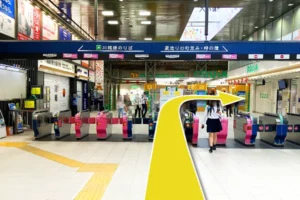 川越駅改札を出たら右に曲がり東口に向かいます。