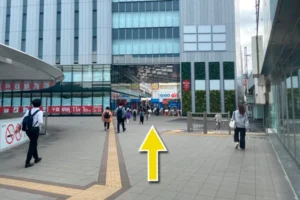 千葉銀行駅前支店前をまっすぐ進みます。
