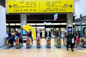 ひばりヶ丘駅の改札を出て南口方面へ向かいます。右手側の階段を降りて下さい。