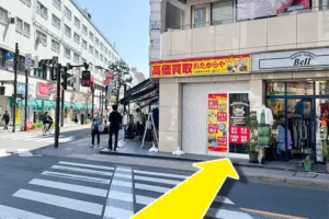 マクドナルドを超えると大きな交差点があり、そこを渡るとおたからや三鷹駅南口本店が見えます。
お客様のご来店心よりお待ちしております。