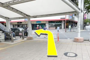 横断歩道を渡り、左に曲がります。