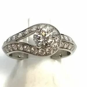 ヴァンクリーフ&アーペル クチュール ソリティア リング