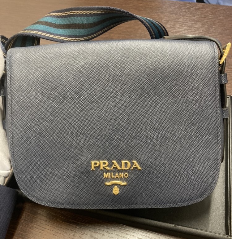 プラダ サフィアーノ レザーショルダーバッグ