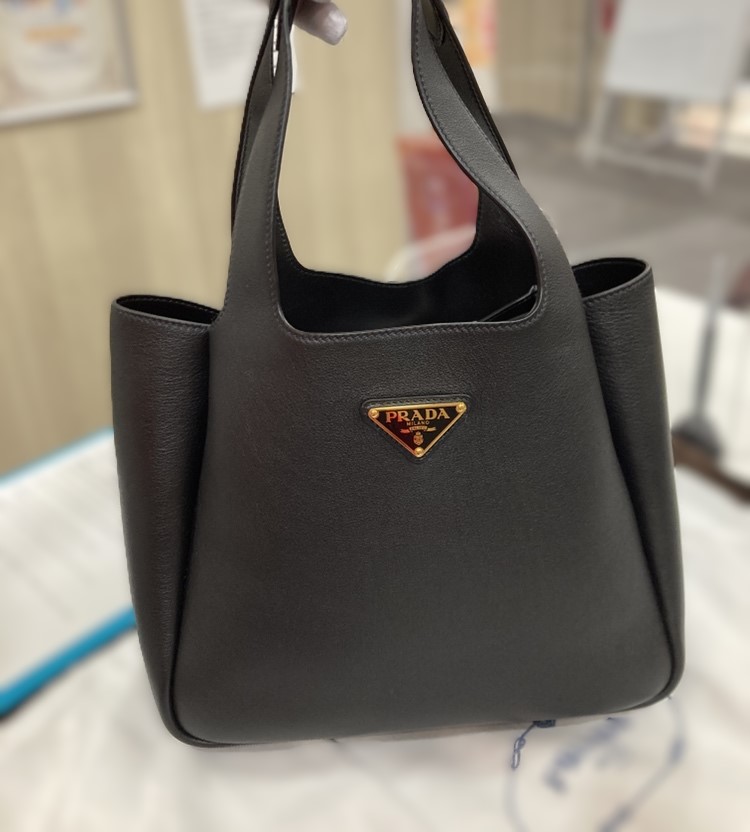 プラダ ヴィッテロダイノ ミディアムレザー トートバッグ
