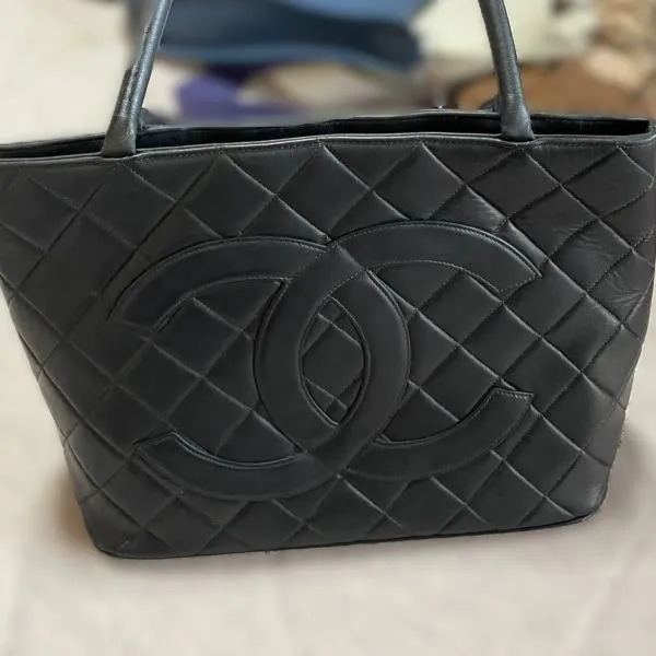 シャネル 復刻トート ラムスキン