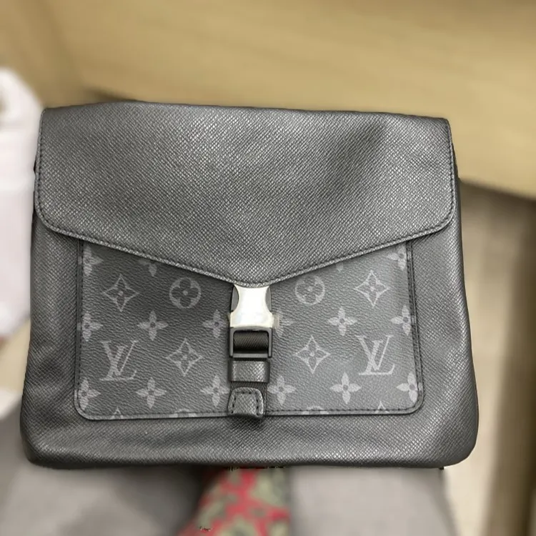 ルイ ヴィトン タイガラマ フラップメッセンジャー