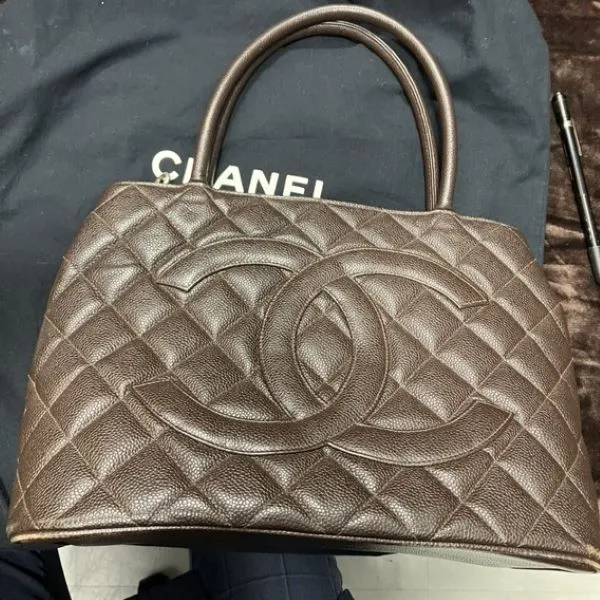 シャネル　復刻トート　キャビアスキン