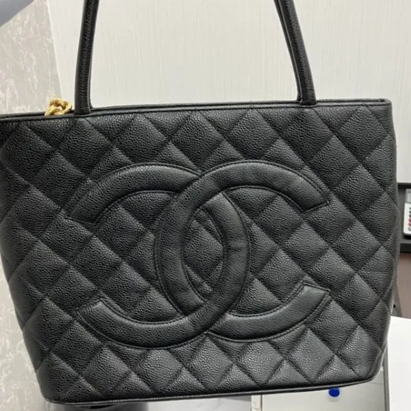 シャネル　復刻トート　キャビアスキン
