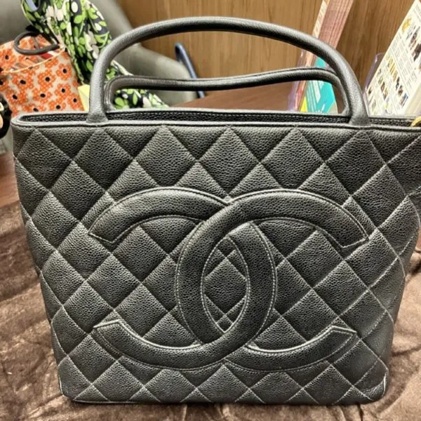 シャネル　復刻トート　キャビアスキン
