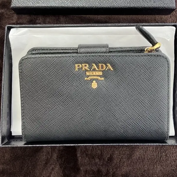 プラダ　サフィアーノレザー　二つ折り財布
