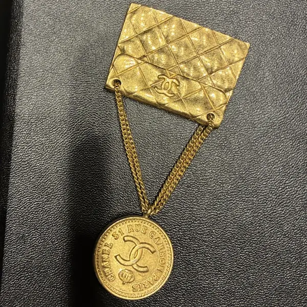 シャネル　マトラッセバッグモチーフ　ブローチ