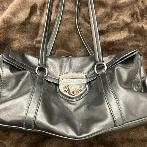 プラダ　レザー　ハンドバッグ