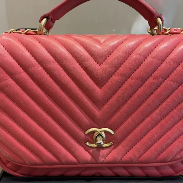 シャネル　シェブロン Vステッチ　チェーンショルダーバッグ